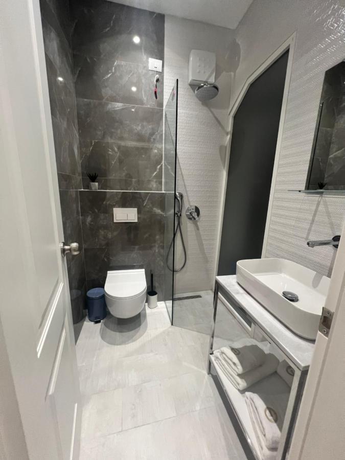 Enzo Rooms & Apartment Blloku ติรานา ภายนอก รูปภาพ
