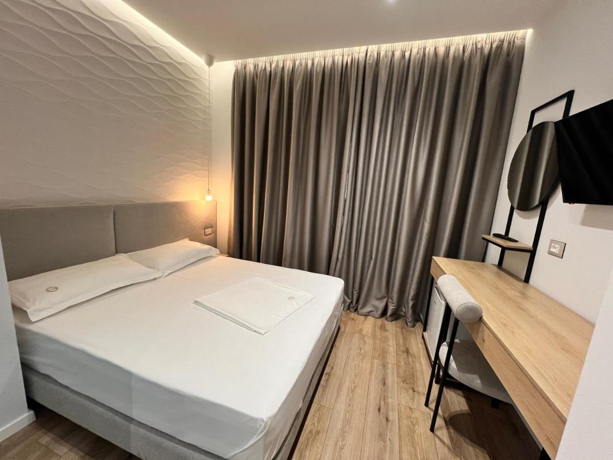 Enzo Rooms & Apartment Blloku ติรานา ภายนอก รูปภาพ
