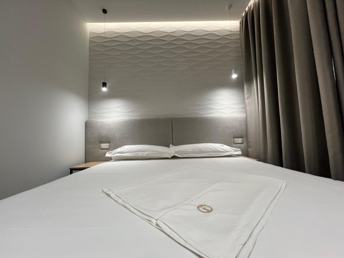 Enzo Rooms & Apartment Blloku ติรานา ภายนอก รูปภาพ