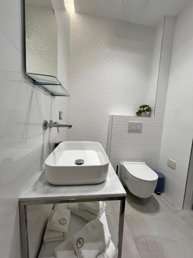 Enzo Rooms & Apartment Blloku ติรานา ภายนอก รูปภาพ