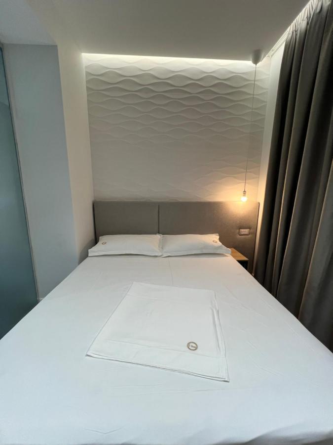Enzo Rooms & Apartment Blloku ติรานา ภายนอก รูปภาพ