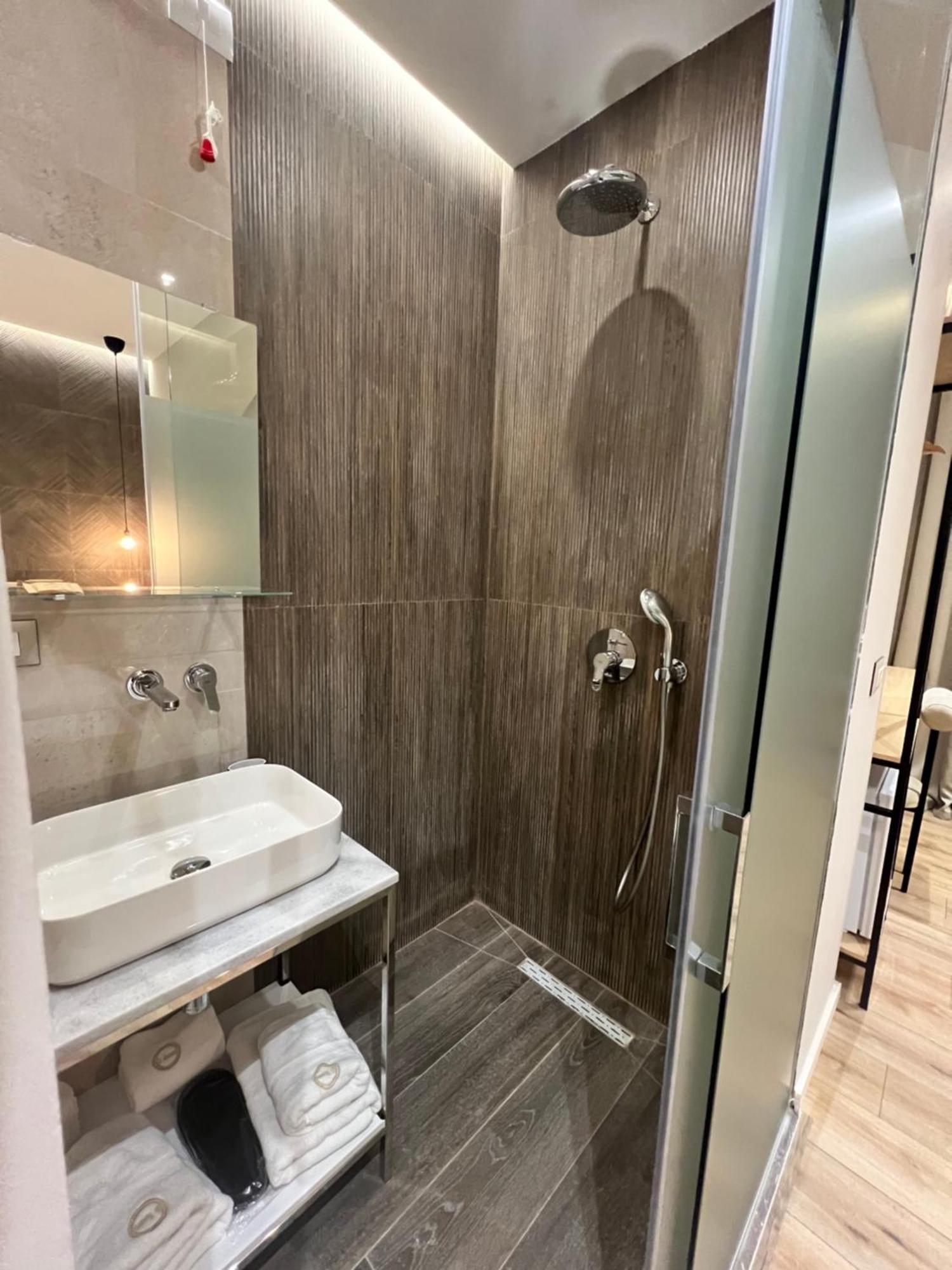 Enzo Rooms & Apartment Blloku ติรานา ภายนอก รูปภาพ