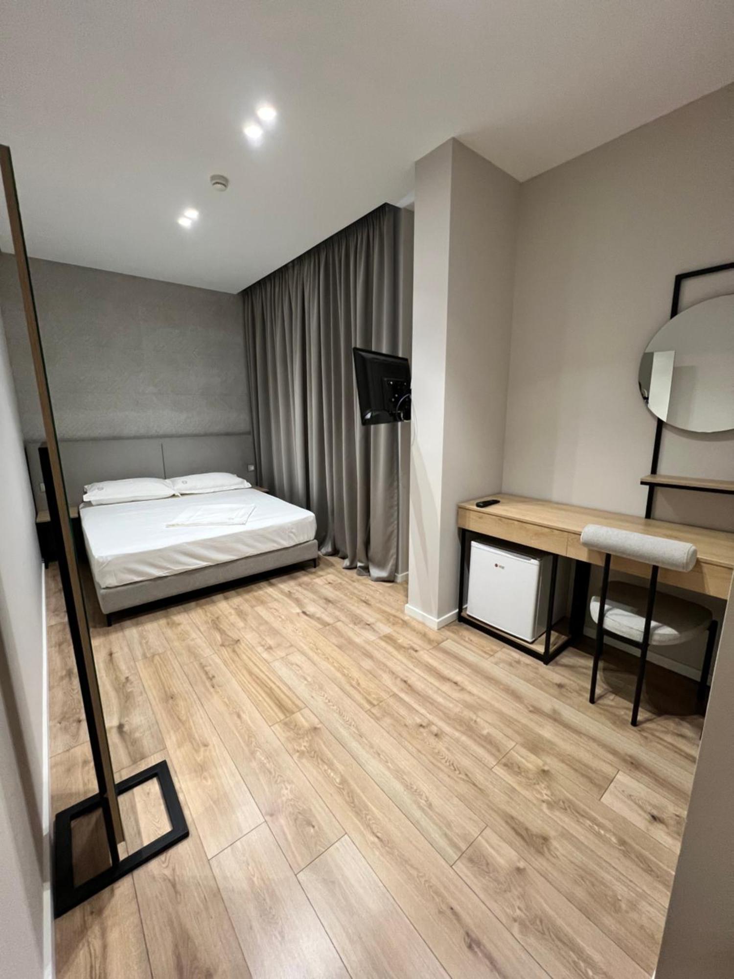 Enzo Rooms & Apartment Blloku ติรานา ภายนอก รูปภาพ