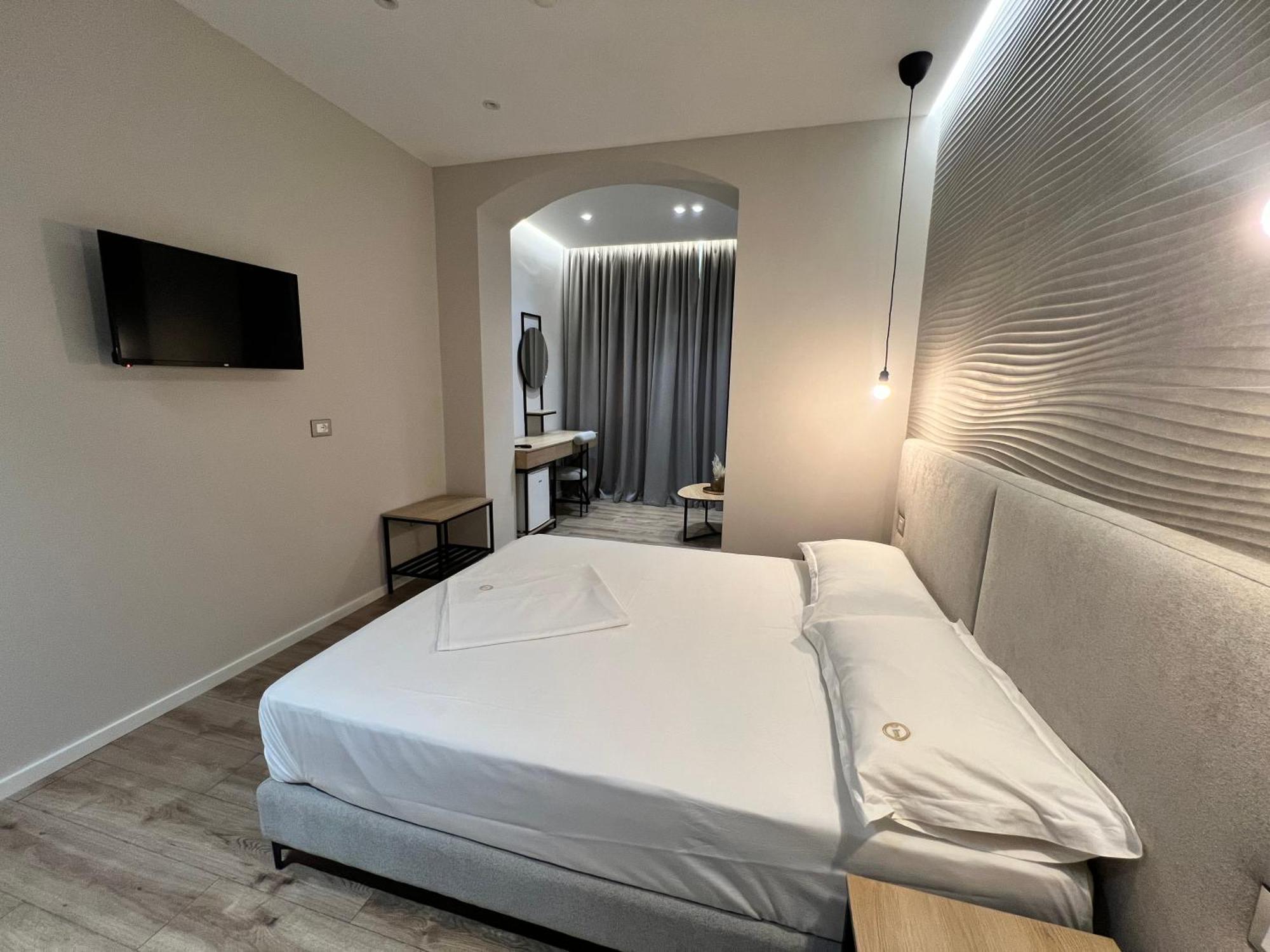 Enzo Rooms & Apartment Blloku ติรานา ภายนอก รูปภาพ